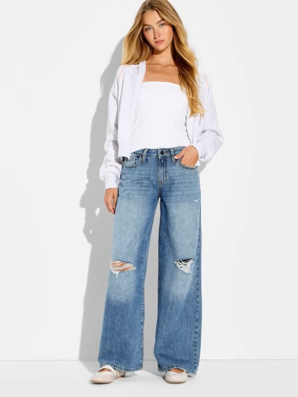 NWT Women's Wild Fable Size 4 Low-Rise Baggy Distressed Blue Denim Jeans